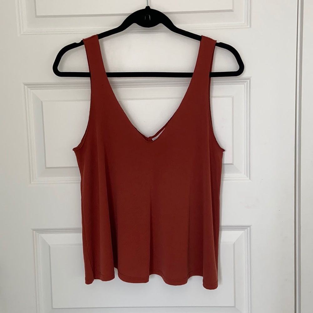 Abound Size XS rust colored flowy tank